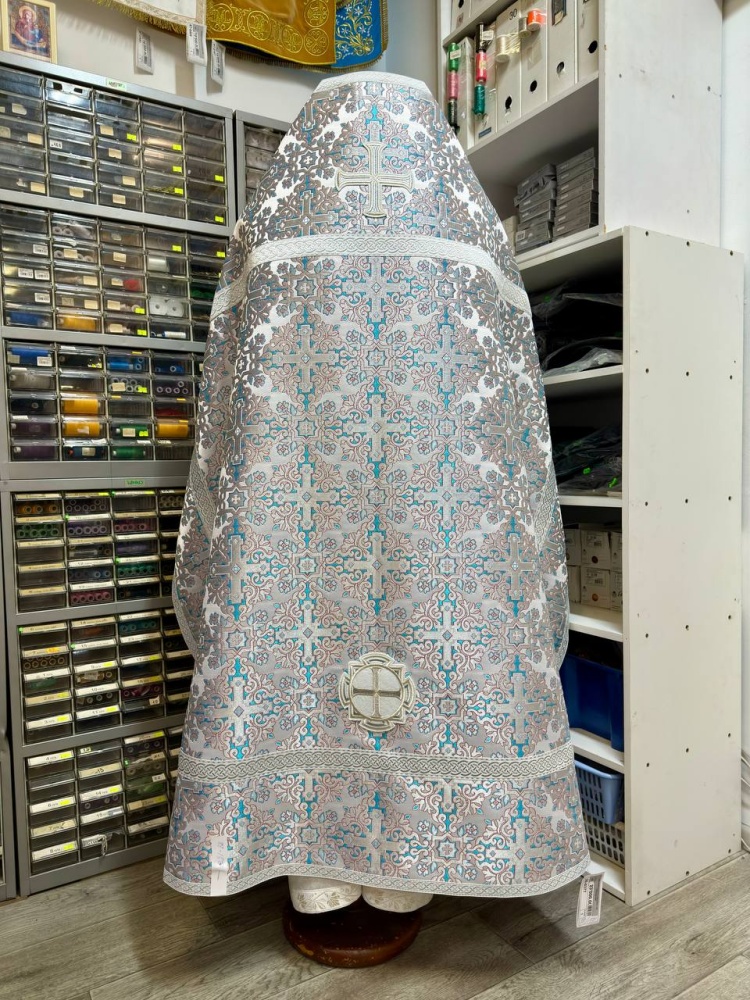 Облачение иерейское парча, белое с серебром.