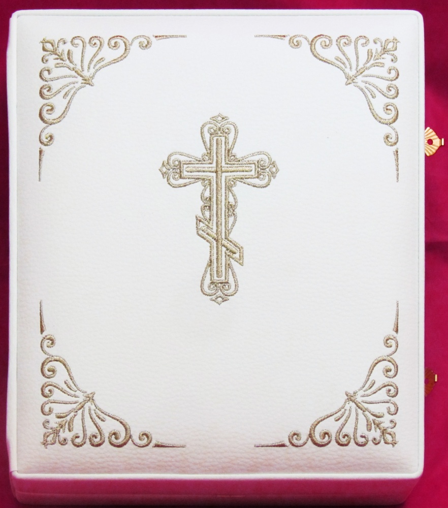 Складень Венчальная пара белый, экокожа, вышитый Крест и углы, под стеклом, в багете , вариант №2