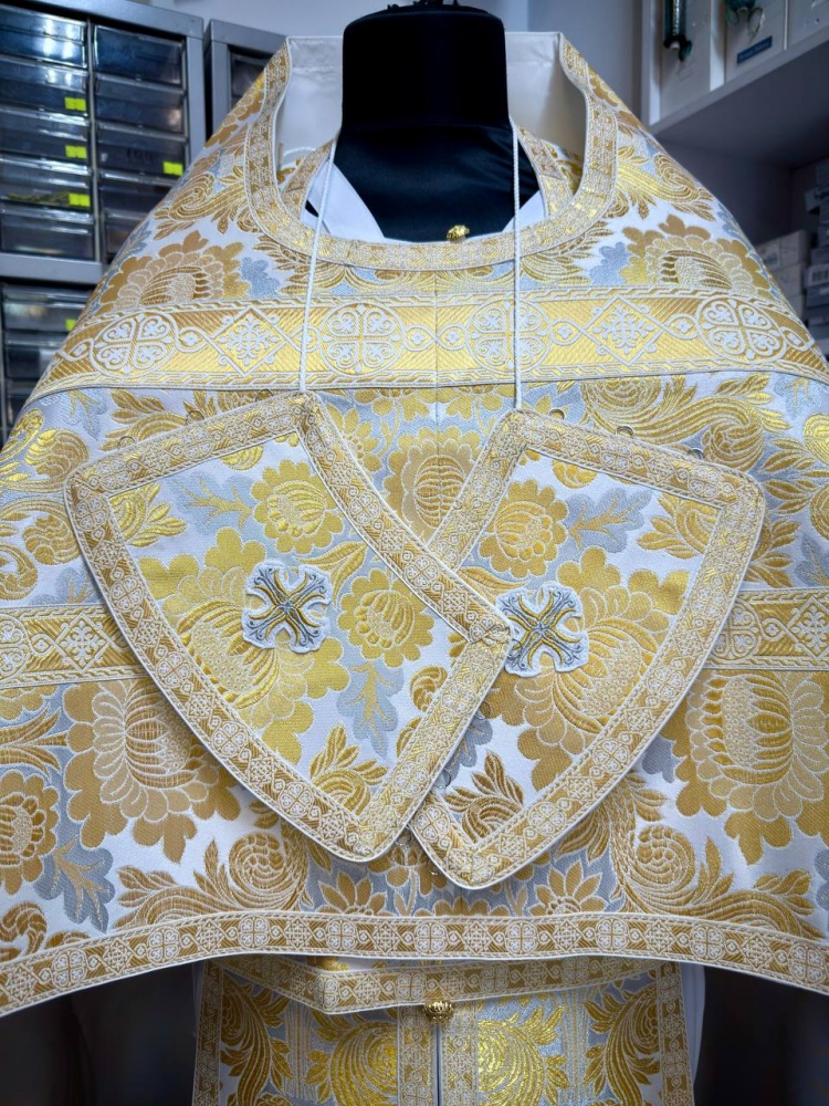 Облачение иерейское, парча ЛЕОНИЛ, белая с золотом.