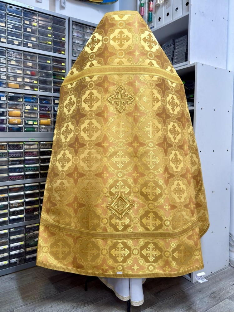 Облачение иерейское парча, желтое с золотом.