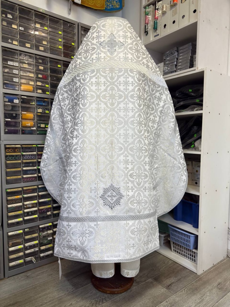 Облачение иерейское парча, белое с серебром.