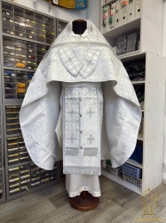 Облачение иерейское парча, белое с серебром.