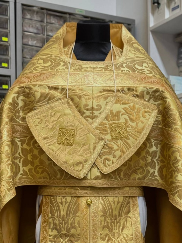 Облачение иерейское парча, желтое с золотом.