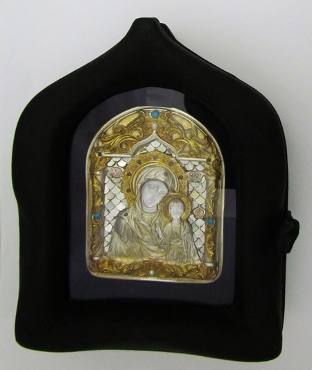 Икона Казанская Божия Матерь с перламутровыми ликами инкрустированная камнями серебрение и золочение в киоте из кожи