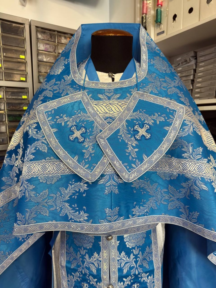 Облачение иерейское парча, голубое с серебром.
