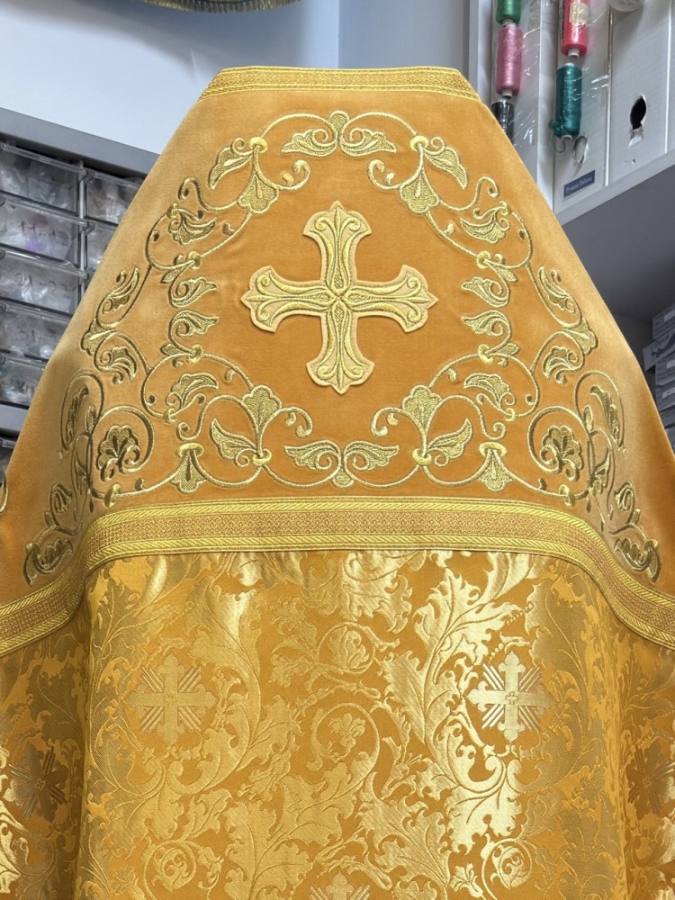 Облачение иерейское шелк, желтое с золотом, съемное вышитое бархатное оплечье ДОМИКИ.