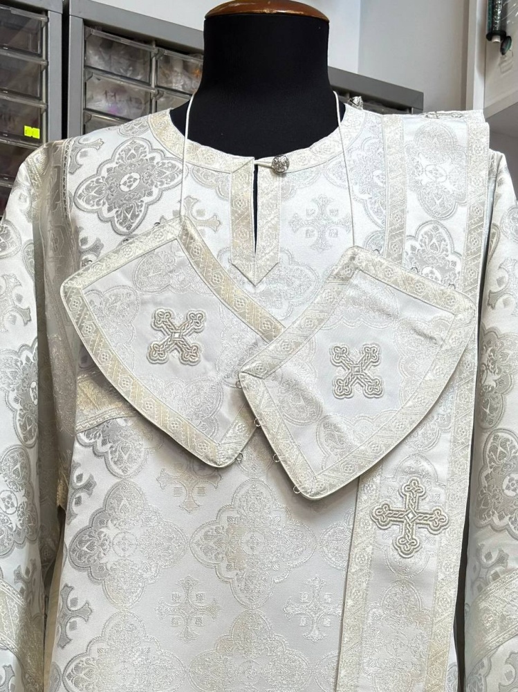 Диаконский стихарь, парча, белый с серебром.