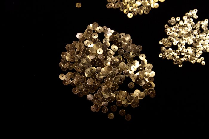 Пайетки металлические, цвет - золото, диаметр 5 мм, (100 гр в упаковке) Пайетки металлические, цвет - золото, диаметр 5 мм, (100 гр в упаковке)