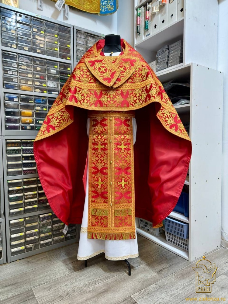 Облачение иерейское парча, красное с золотом.