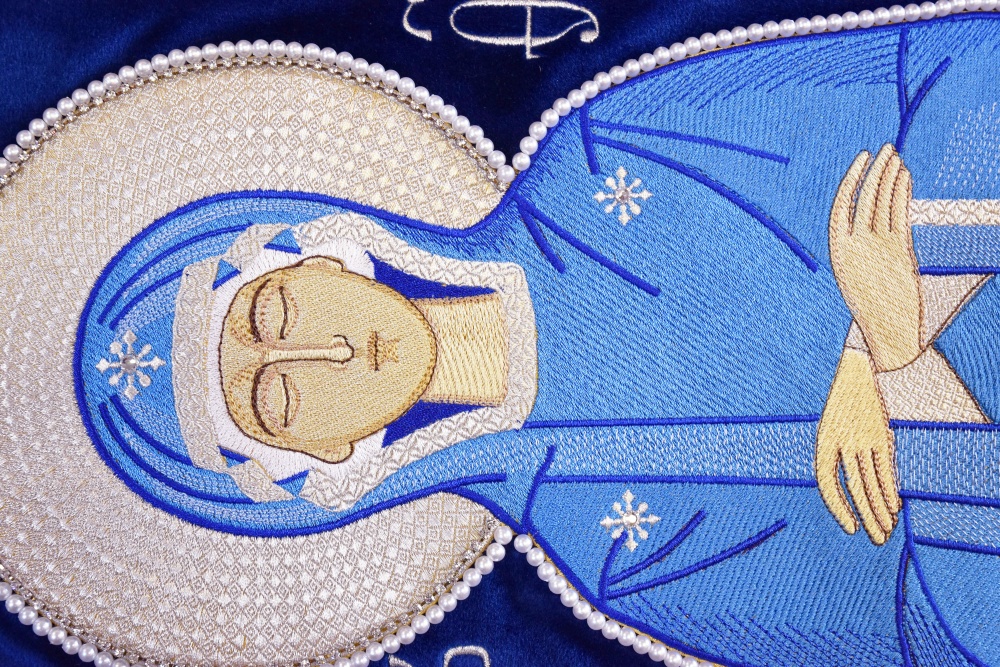 Плащаница Богородица, средник 46 х 85 см , общиий 132 х 91 см, бархат, вышивка