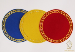 Салфетка под подсвечник, замша искус, вышивка, диаметр 18 см. Цвета: белый, зеленый, бордо, васильковый, фиолетовый, черный, гочица