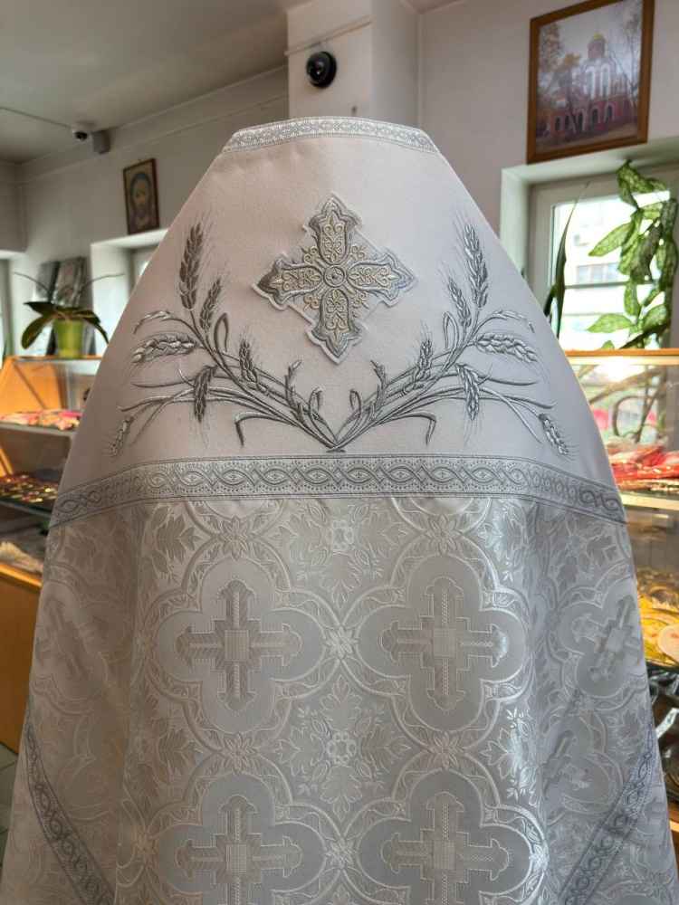 Облачение иерейское парча, белое с серебром с вышитым оплечьем.