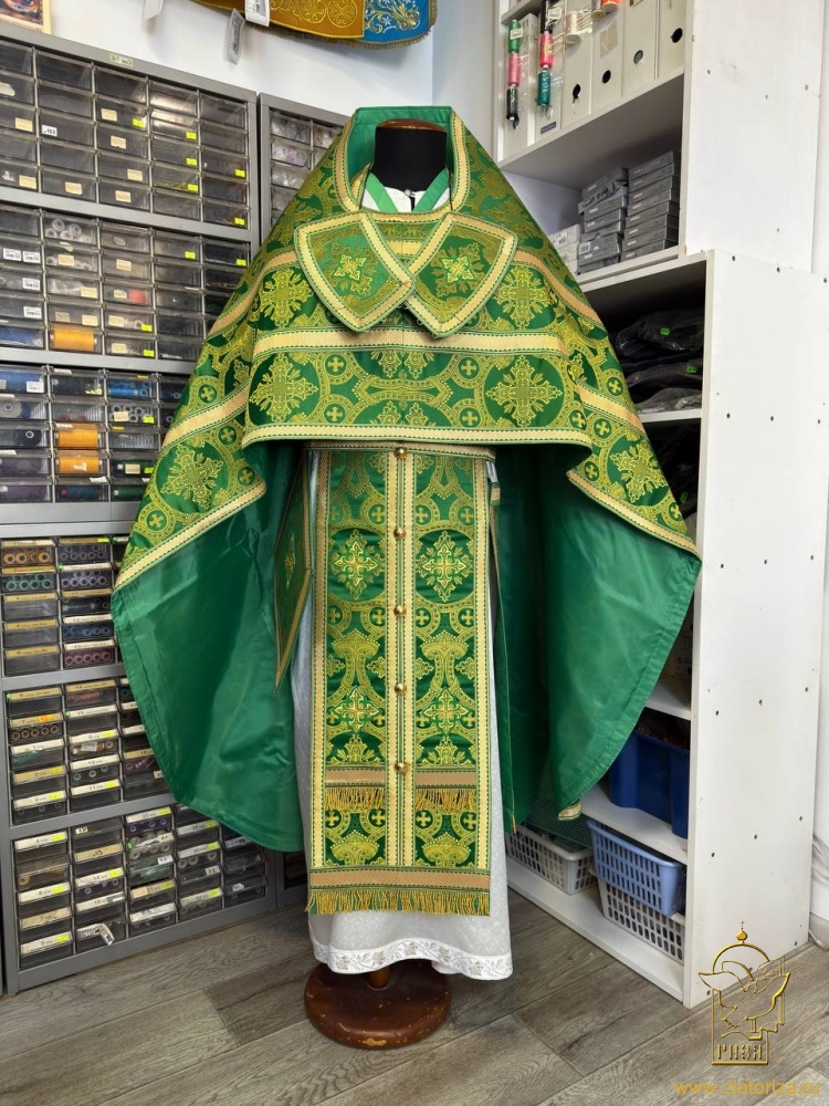 Облачение иерейское парча, зеленое с золотом.