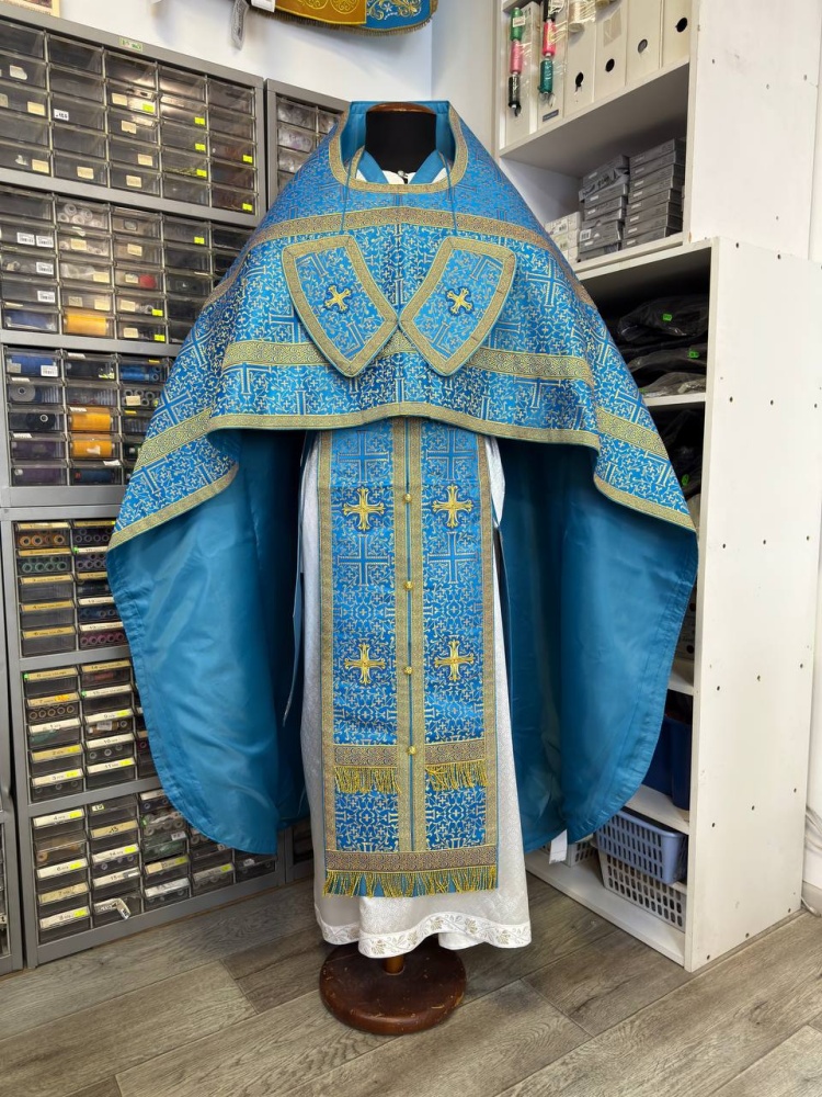 Облачение иерейское парча, голубое с золотом.