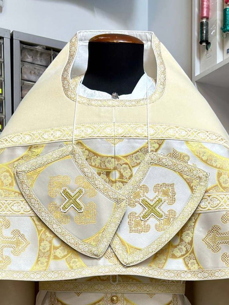 Облачение иерейское, шелк, белый с золотом с вышитым бархатным оплечьем.