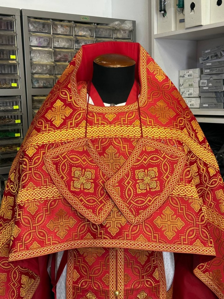 Облачение иерейское парча, красное с золотом. Оплечье съемное на молнии.