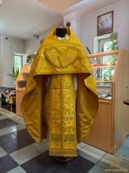 Облачение иерейское, шелк, желтый с вышитым оплечьем.