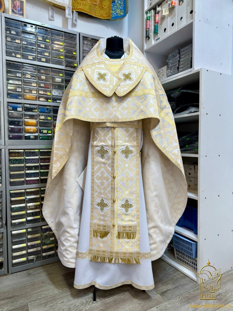 Облачение иерейское парча, белое с золотом.
