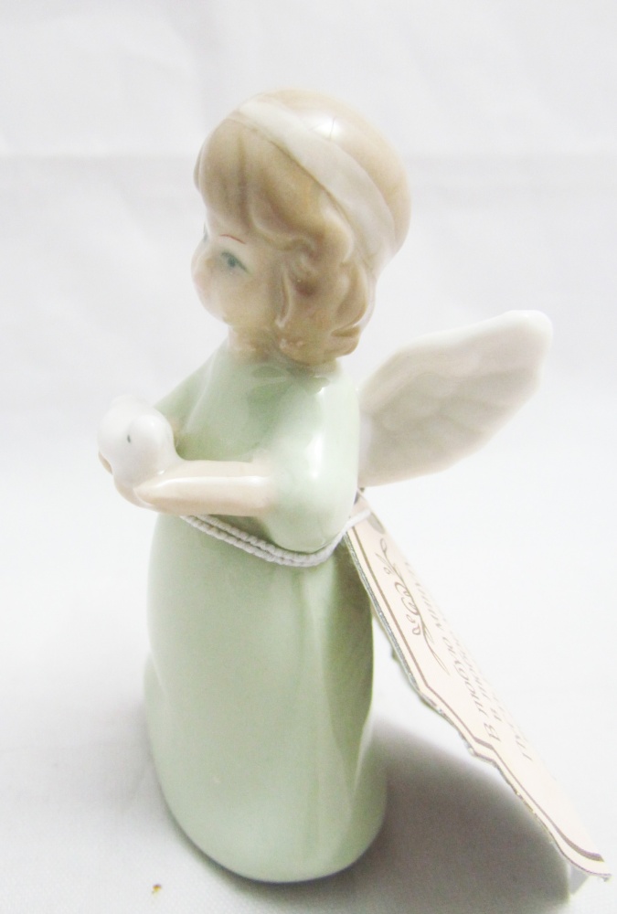 Фигурка Ангелок в зеленом платье малый 6,5х3,3х2,5 см керамика