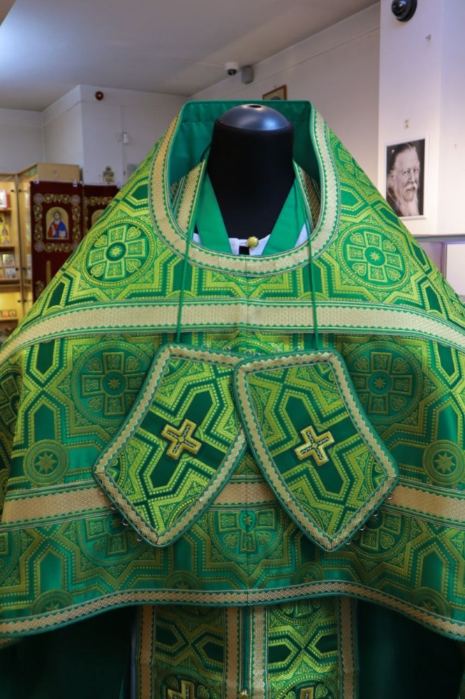 Облачение иерейское парча, зеленое с золотом.