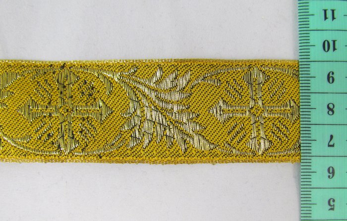 Галун ИНДИЯ Крест в листьях, желтый с золотом, шир. 3 см, (9 м в упаковке)