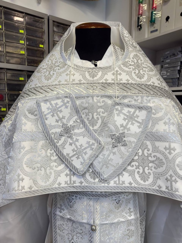 Облачение иерейское парча, белое с серебром.