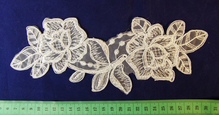 Аппликация Цветок 4, белый, шелк