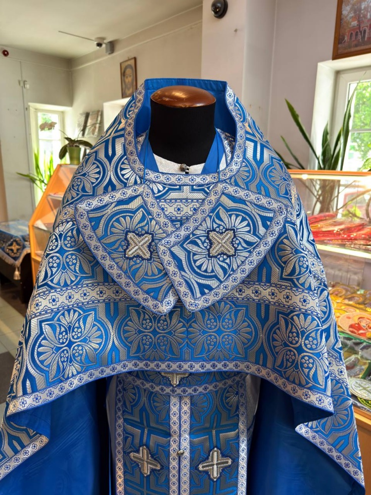 Облачение иерейское парча, голубое с серебром.