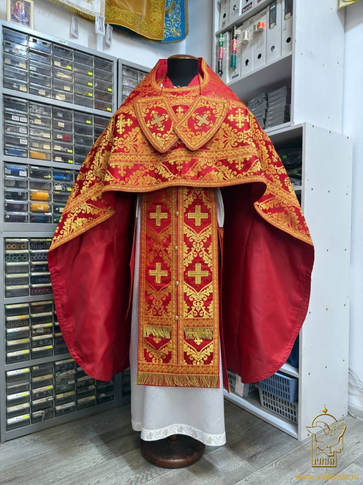 Облачение иерейское парча, красное с золотом.