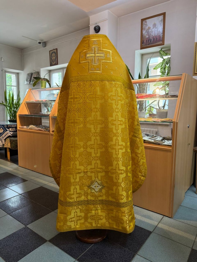 Облачение иерейское, шелк, желтый с вышитым оплечьем.