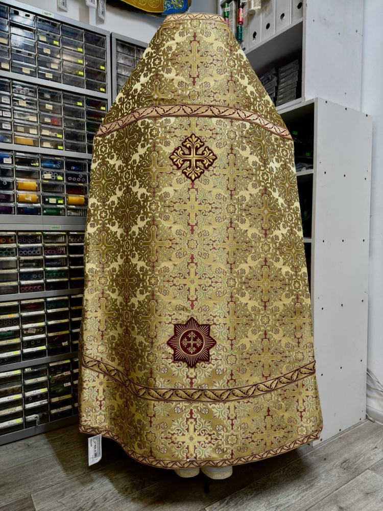 Облачение иерейское парча, желтое с золотом.