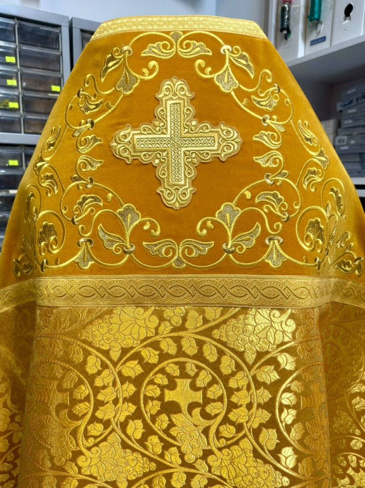 Облачение иерейское парча, желтое с золотом, вышитое бархатное оплечье.