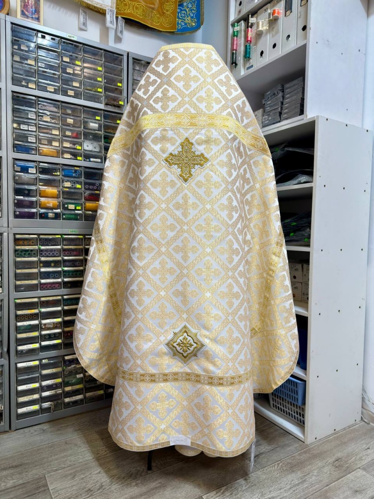 Облачение иерейское парча, белое с золотом.