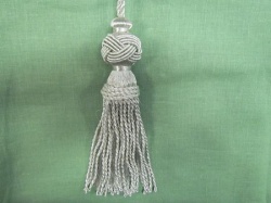 Кисть декоративная, серебро, длина 22-23 см, макушка - косичка, арт. 1957 Кисть декоративная, серебро, длина 22-23 см, макушка - косичка, арт. 1957