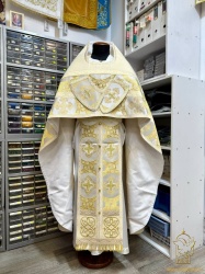 Облачение иерейское, шелк, белый с золотом с вышитым бархатным оплечьем. Облачение иерейское, шелк, белый с золотом с вышитым бархатным оплечьем.
