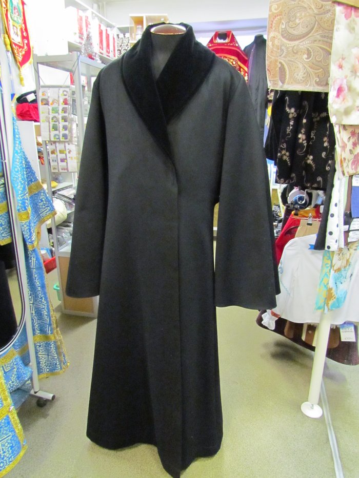 Ряса зимняя. Цвет - черный. С бархатным отворотом.