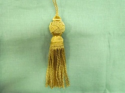 Кисть декоративная, золото, длина 22-23 см, макушка - косичка, арт. 1957 Кисть декоративная, золото, длина 22-23 см, макушка - косичка, арт. 1957