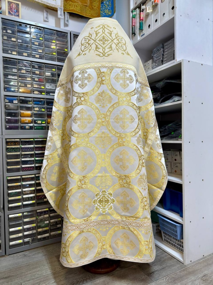 Облачение иерейское, шелк, белый с золотом с вышитым бархатным оплечьем.