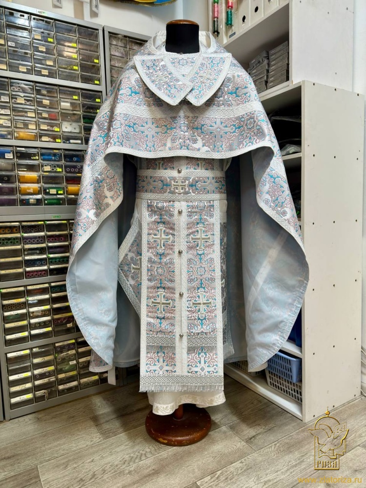 Облачение иерейское парча, белое с серебром.