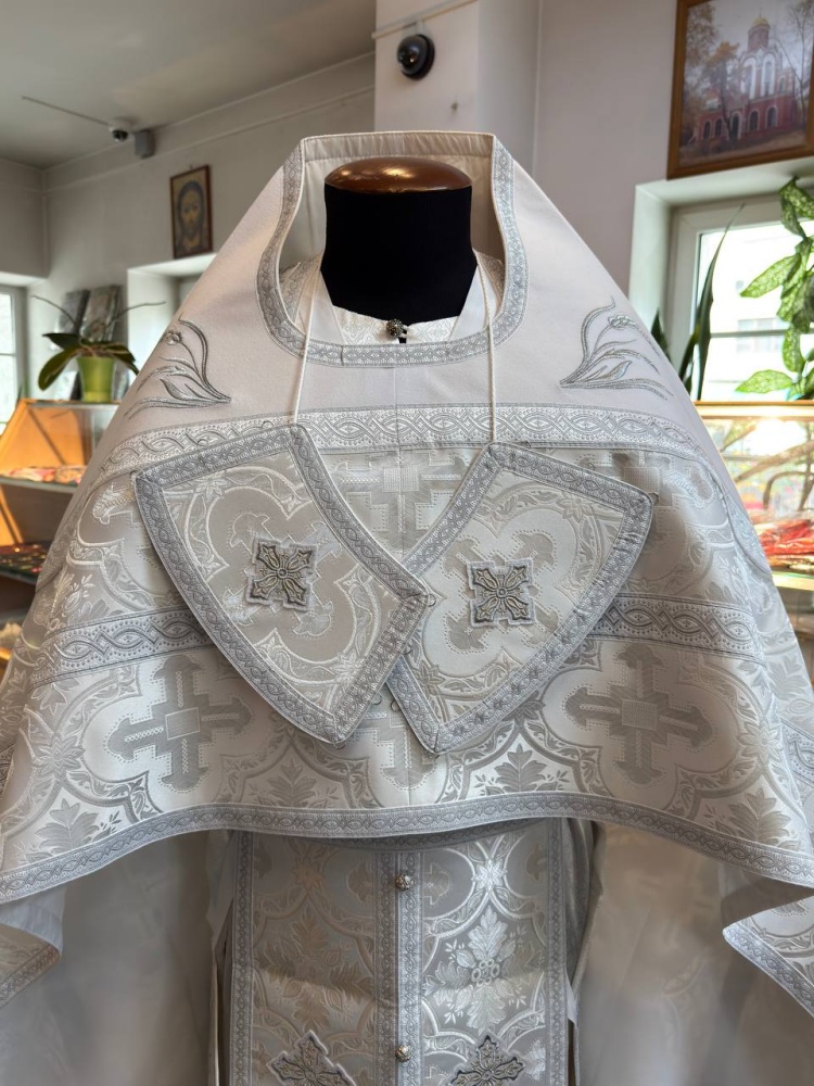Облачение иерейское парча, белое с серебром с вышитым оплечьем.