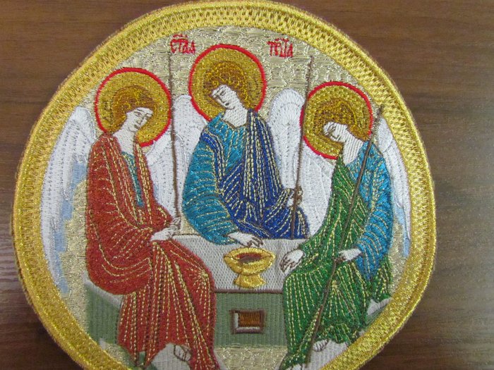 Икона Святая Троица, вышитая, диаметр 17,5 см