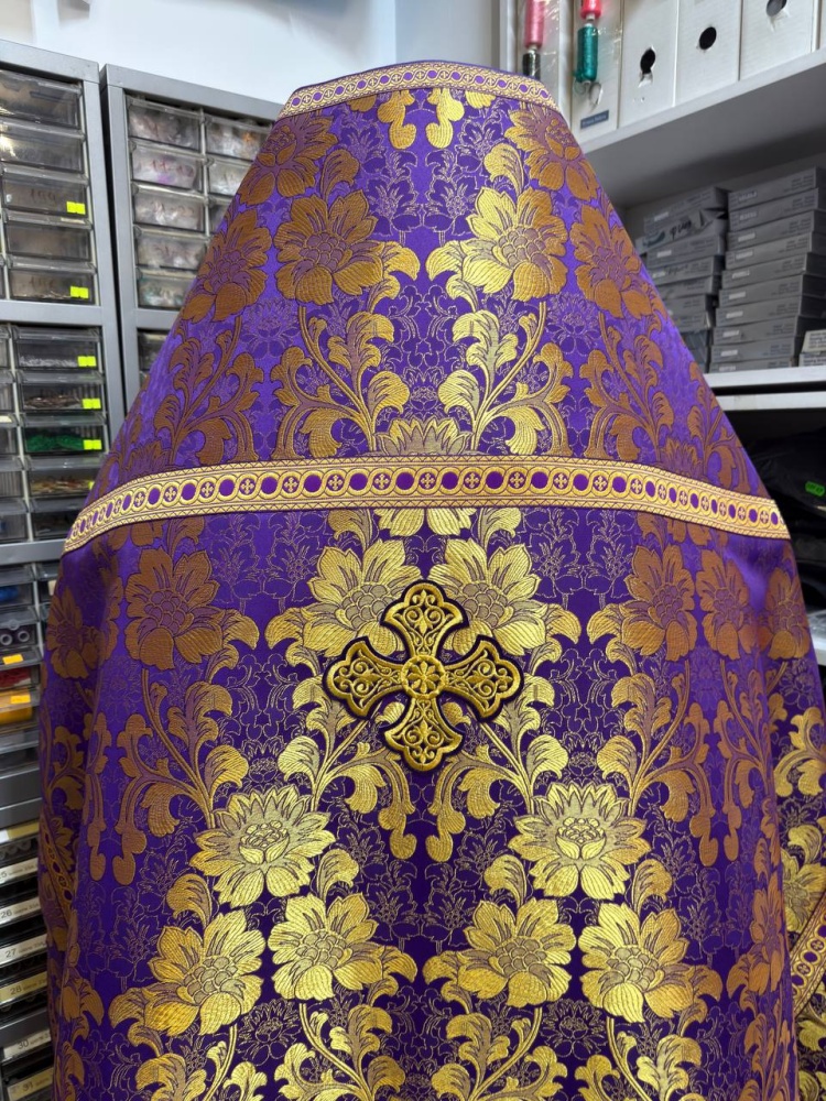 Облачение иерейское парча, фиолетовое с золотом.