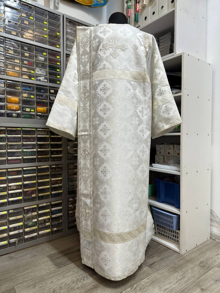 Диаконский стихарь, парча, белый с серебром.