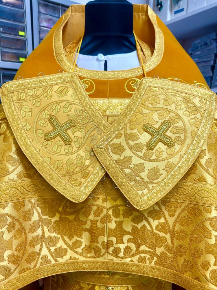 Облачение иерейское парча, желтое с золотом, вышитое бархатное оплечье.