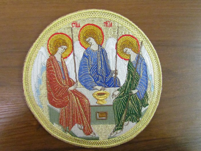 Икона Святая Троица, вышитая, диаметр 17,5 см