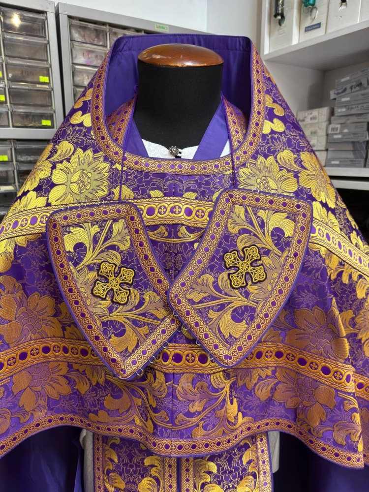Облачение иерейское парча, фиолетовое с золотом.