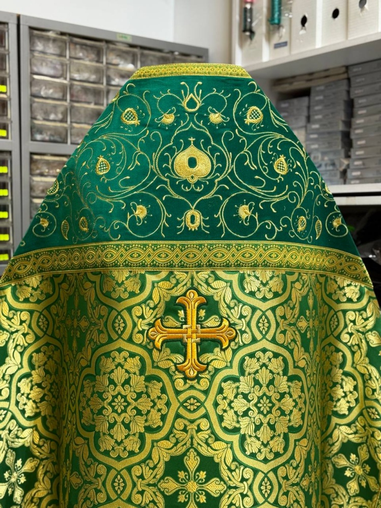 Облачение иерейское, шелк, зеленый с золотом, оплечье бархат с вышивкой.