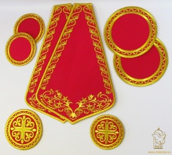 Напрестольный набор (подкрестье 2 шт, салфетка под лампаду 2 шт. , под свечи 2 шт. , для чаши 2 шт. , вышитый, цвет - красный с золотом