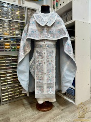 Облачение иерейское парча, белое с серебром.