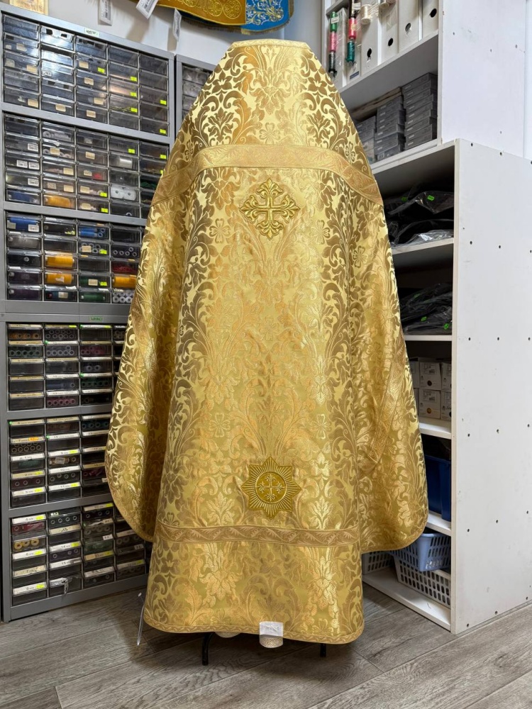 Облачение иерейское парча, желтое с золотом.